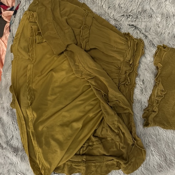 Two piece set. Skirt+croptop Color:Burnt yellowish/fall color. Brand: Listicle. - Picture 3 of 4